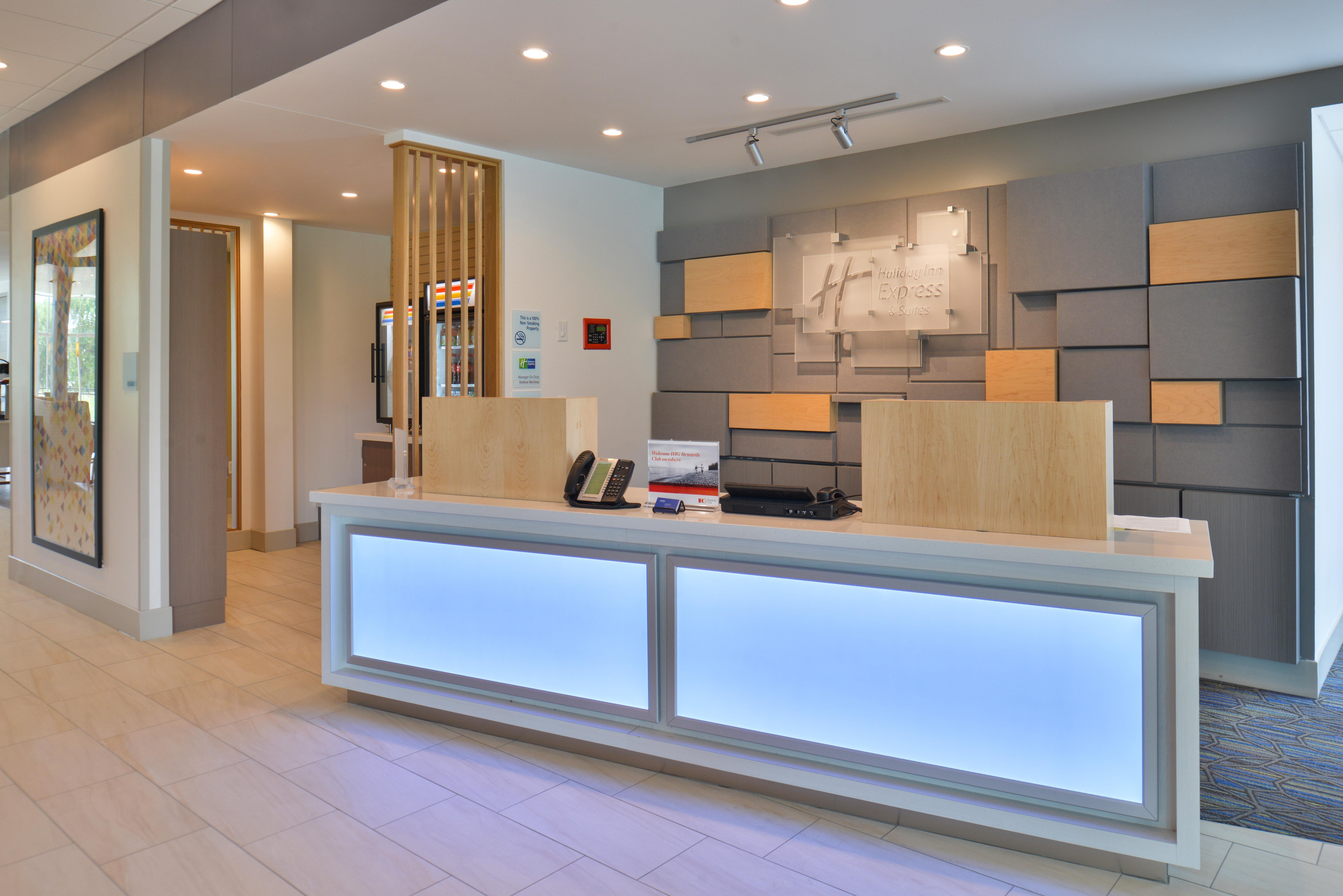 Holiday Inn Express & Suites Omaha Airport By Ihg Carter Lake Exterior photo