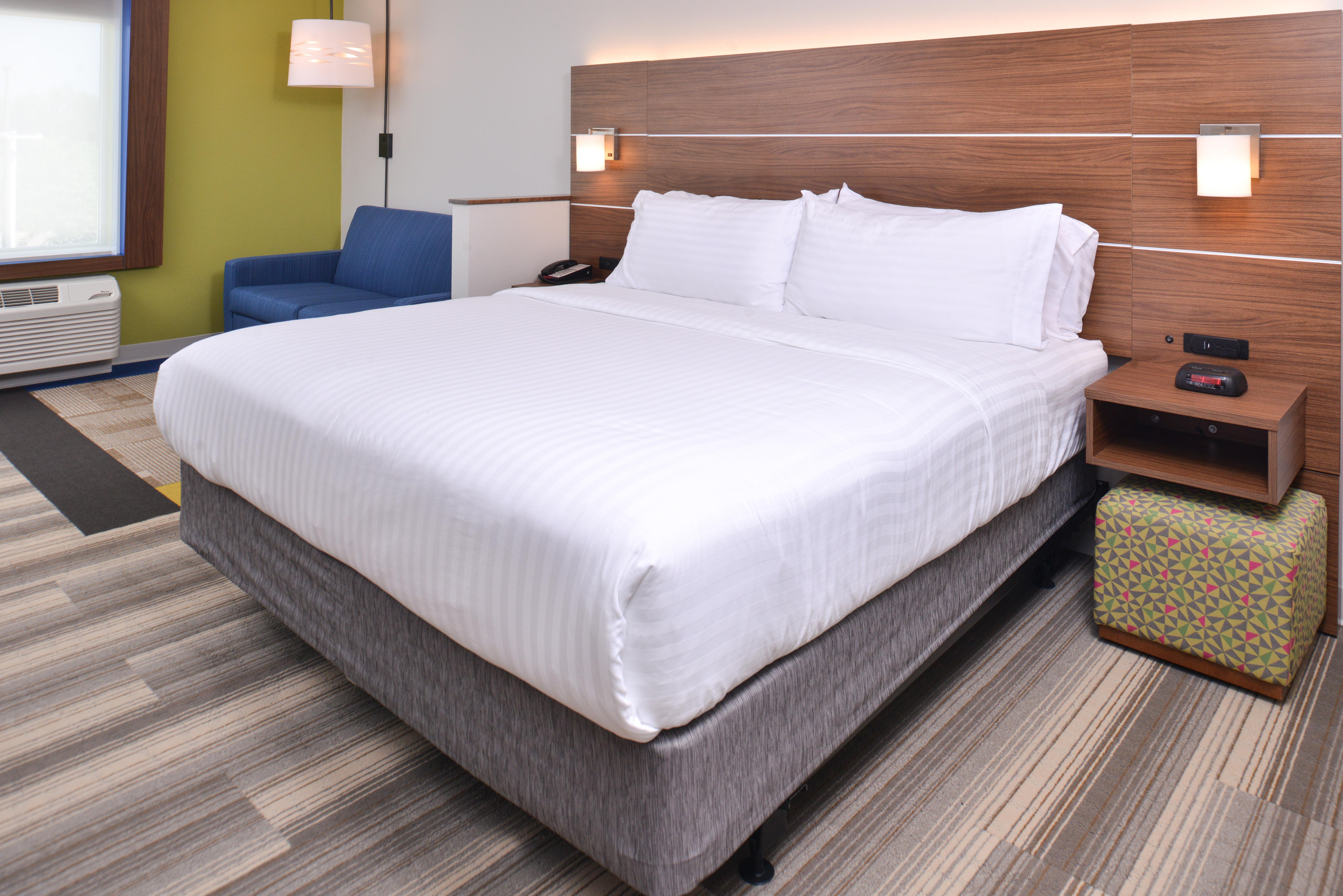 Holiday Inn Express & Suites Omaha Airport By Ihg Carter Lake Exterior photo