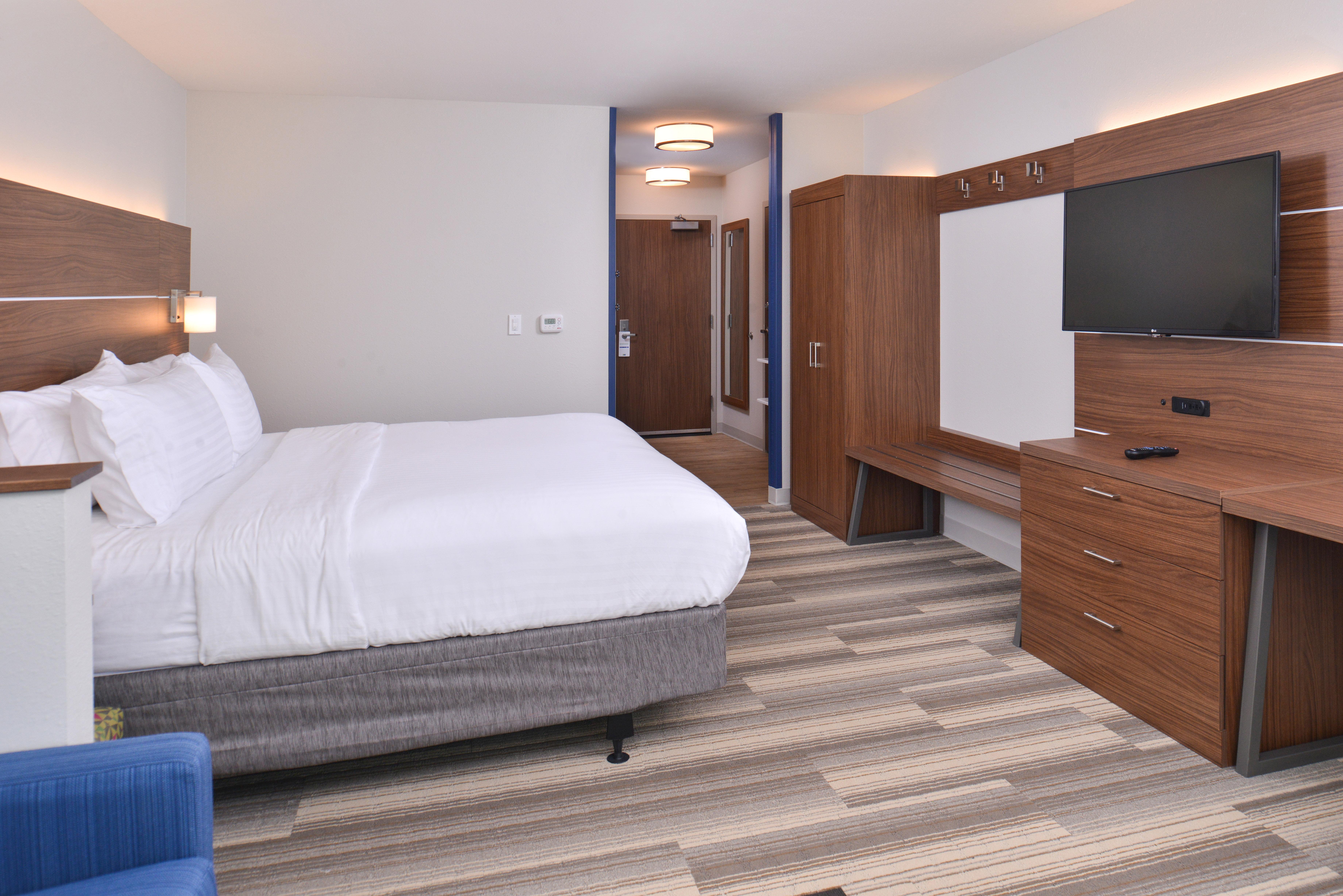 Holiday Inn Express & Suites Omaha Airport By Ihg Carter Lake Exterior photo