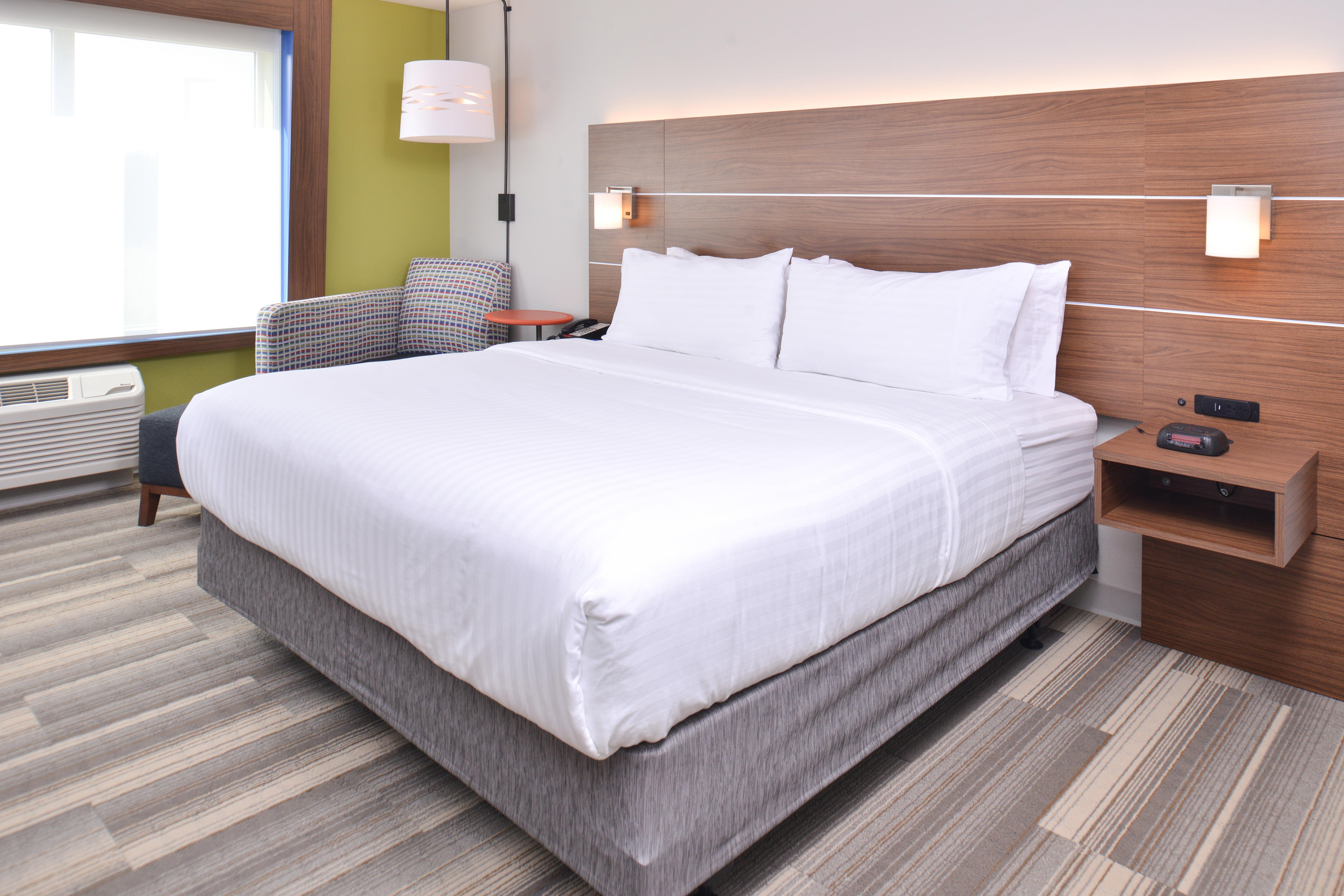Holiday Inn Express & Suites Omaha Airport By Ihg Carter Lake Exterior photo