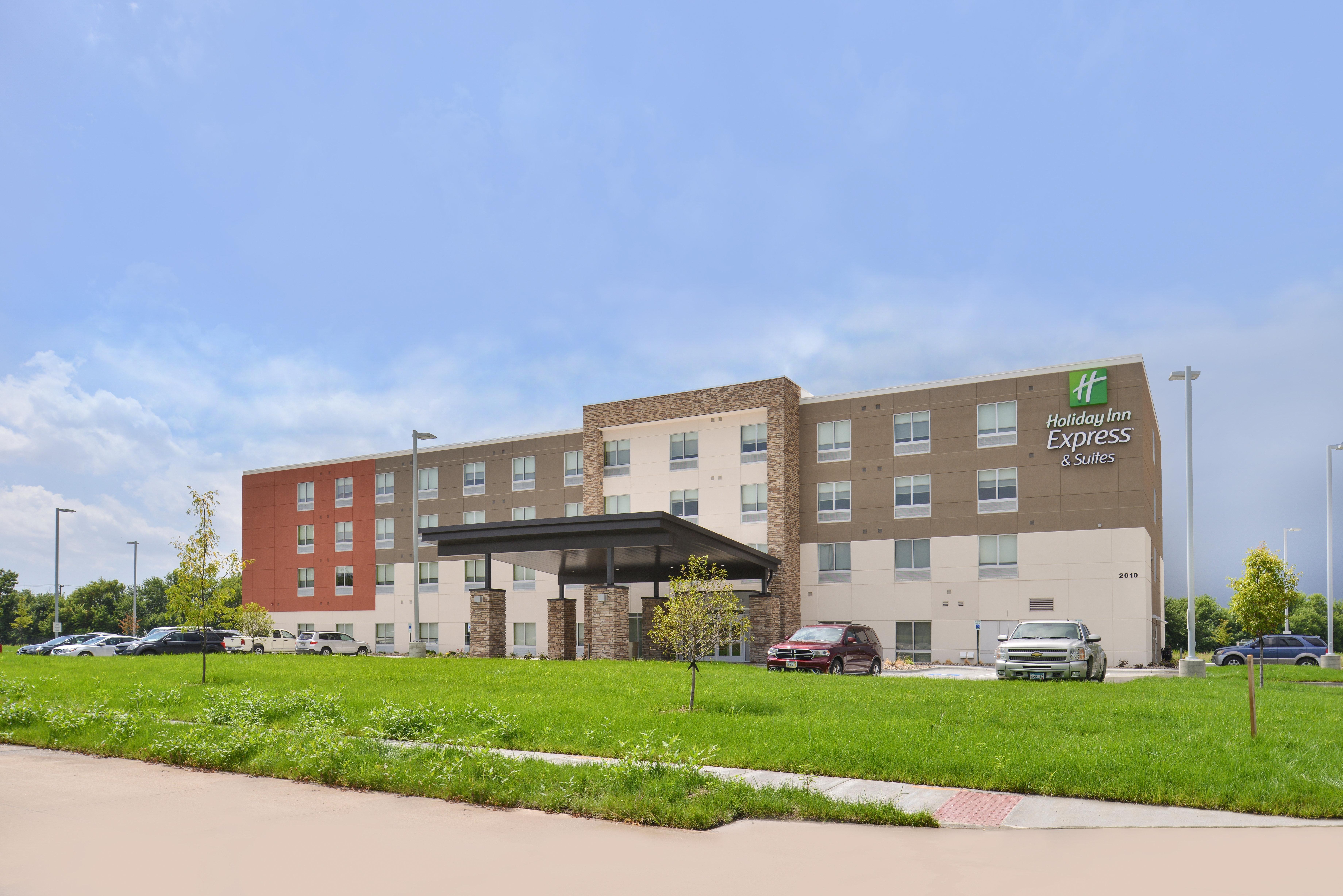 Holiday Inn Express & Suites Omaha Airport By Ihg Carter Lake Exterior photo