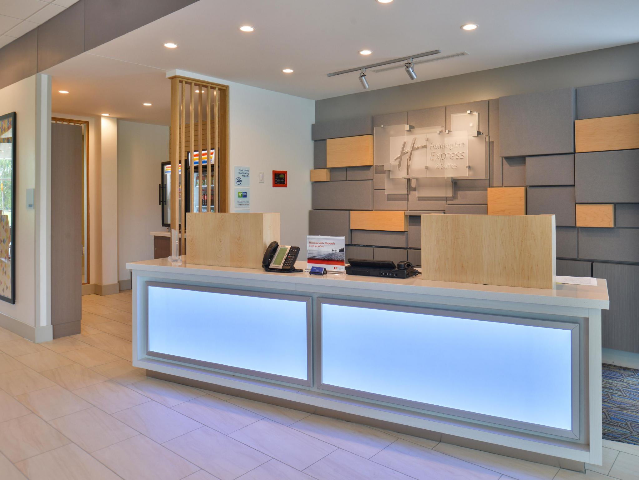 Holiday Inn Express & Suites Omaha Airport By Ihg Carter Lake Exterior photo