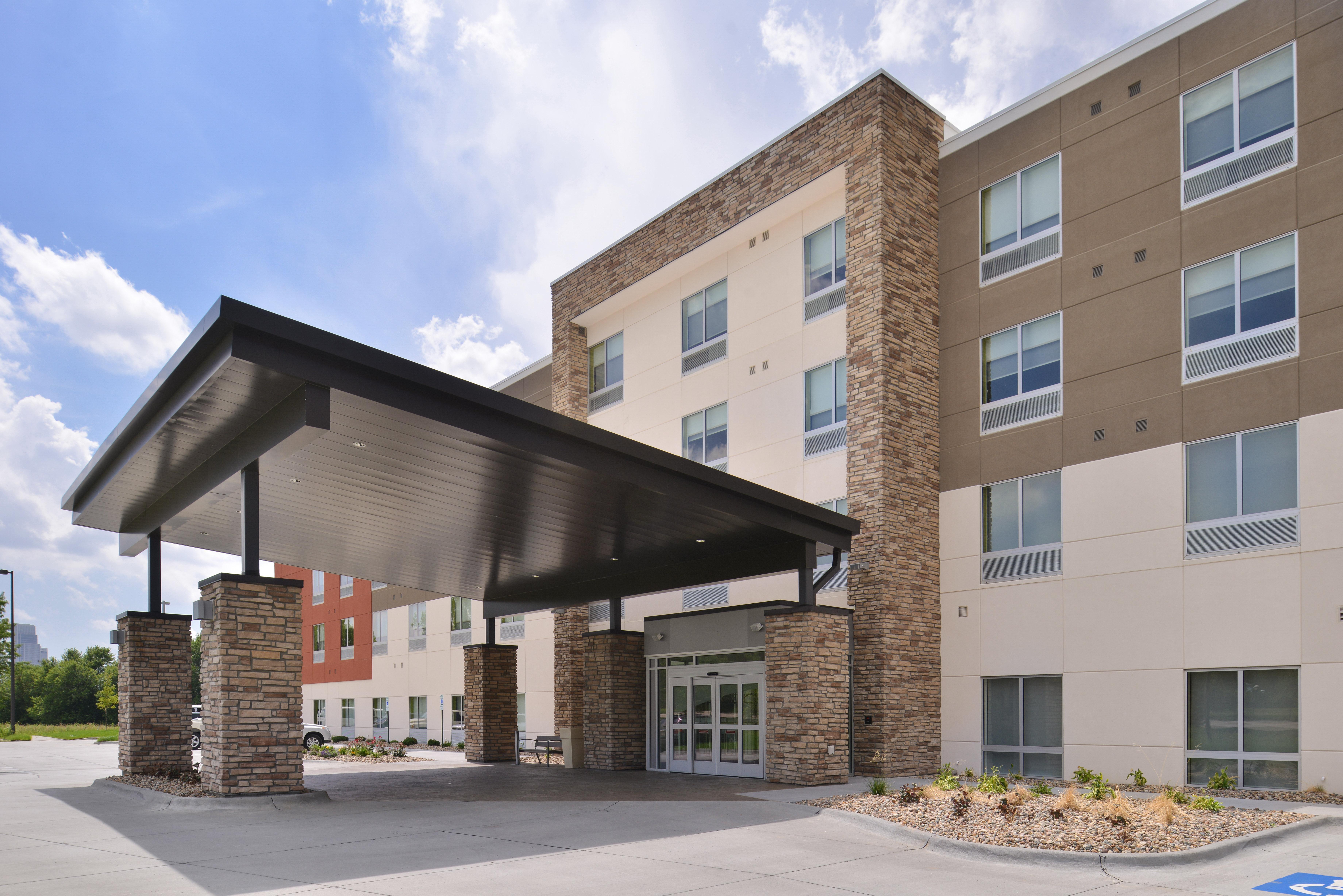 Holiday Inn Express & Suites Omaha Airport, An Ihg Hotel Carter Lake Exterior photo