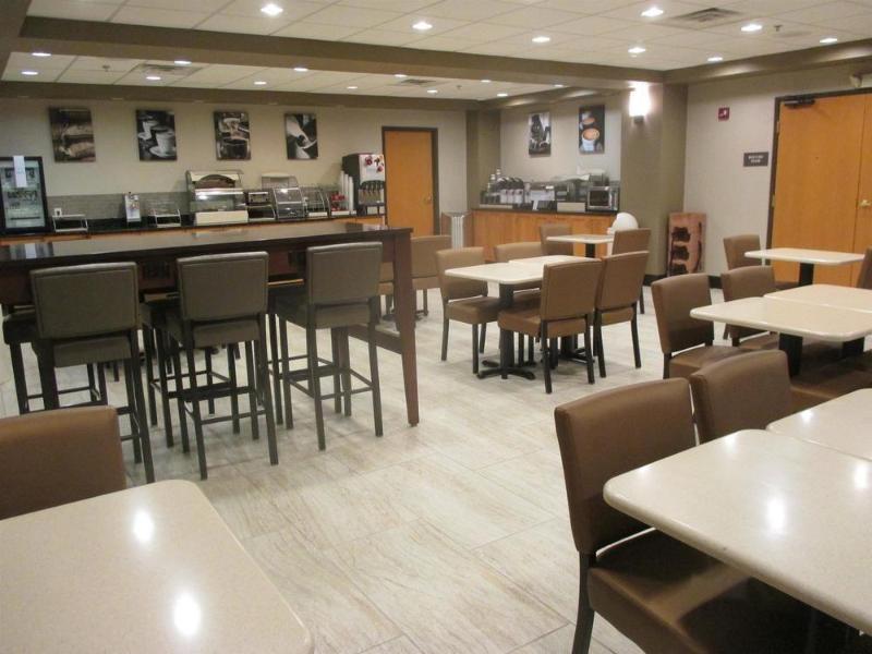 Holiday Inn Express & Suites Omaha Airport By Ihg Carter Lake Exterior photo