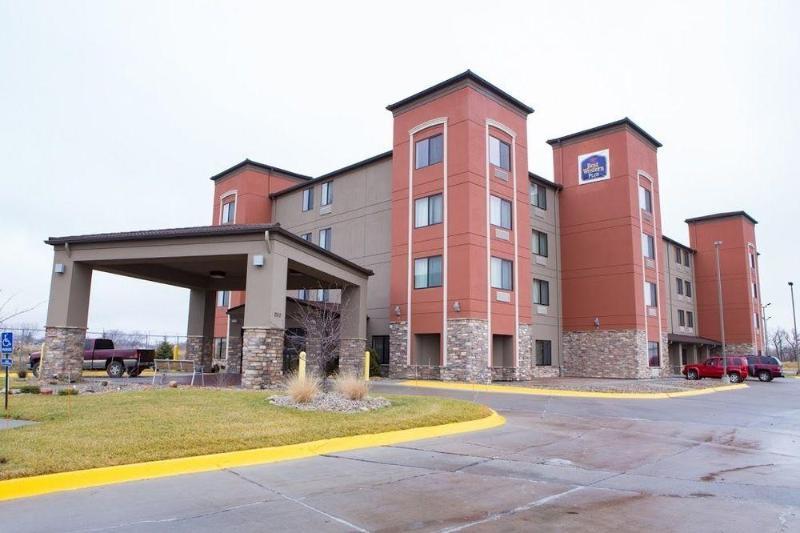 Holiday Inn Express & Suites Omaha Airport, An Ihg Hotel Carter Lake Exterior photo